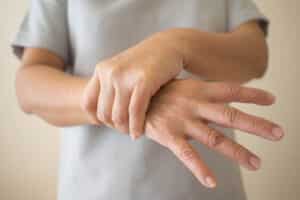 tremblements des mains